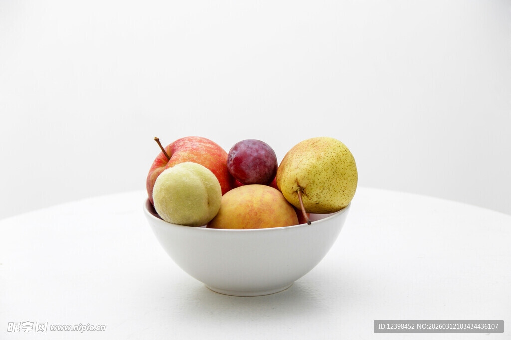 白碗中的多彩水果