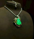 翠绿翡翠吊坠