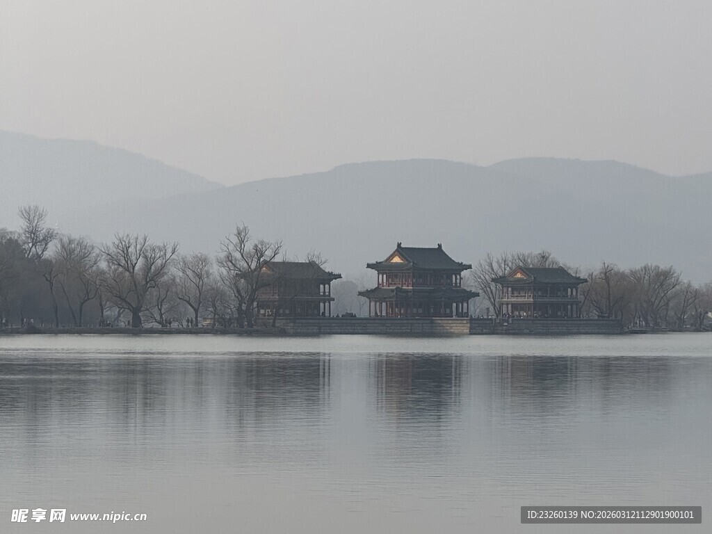 湖畔古建 山水朦胧之景