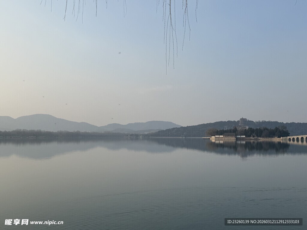 宁静湖面与远处山峦美景