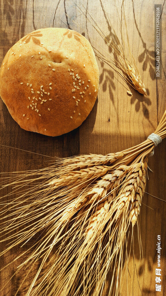 新鲜面包与麦穗的质朴组合