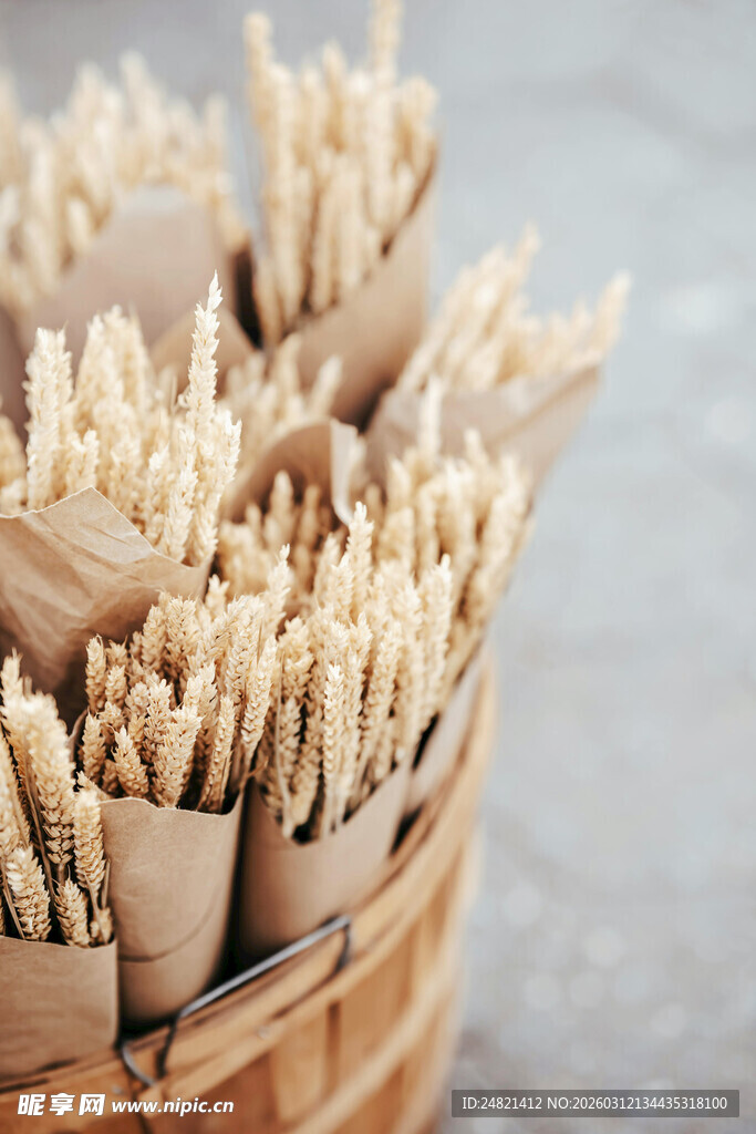 竹篮中的美味米制小零食