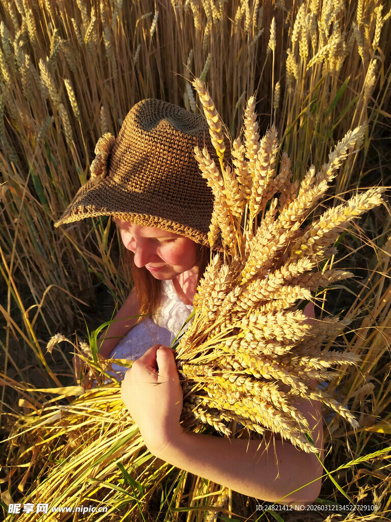 麦田中的欢乐农妇