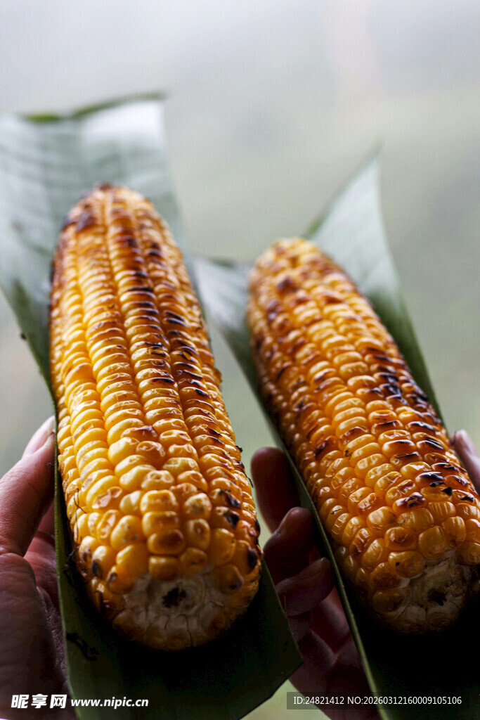 手持烤玉米