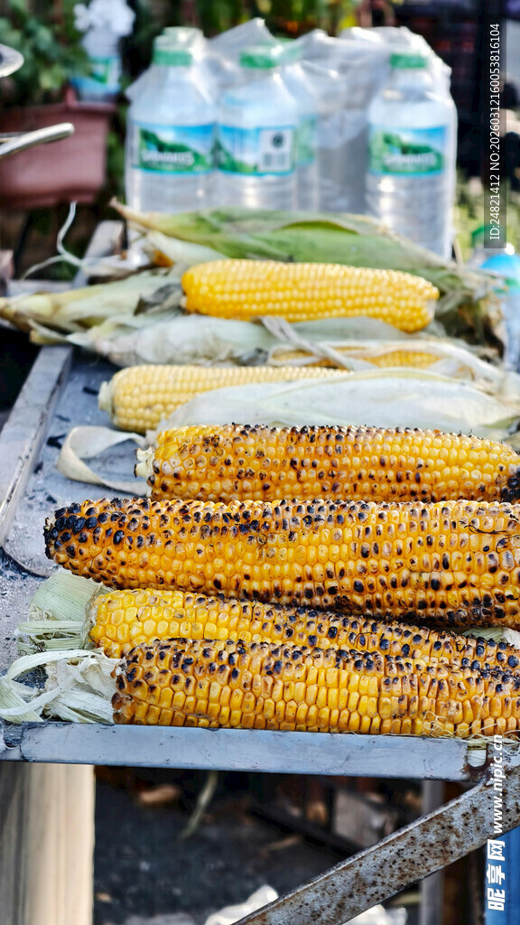 户外烤架上的美味烤玉米