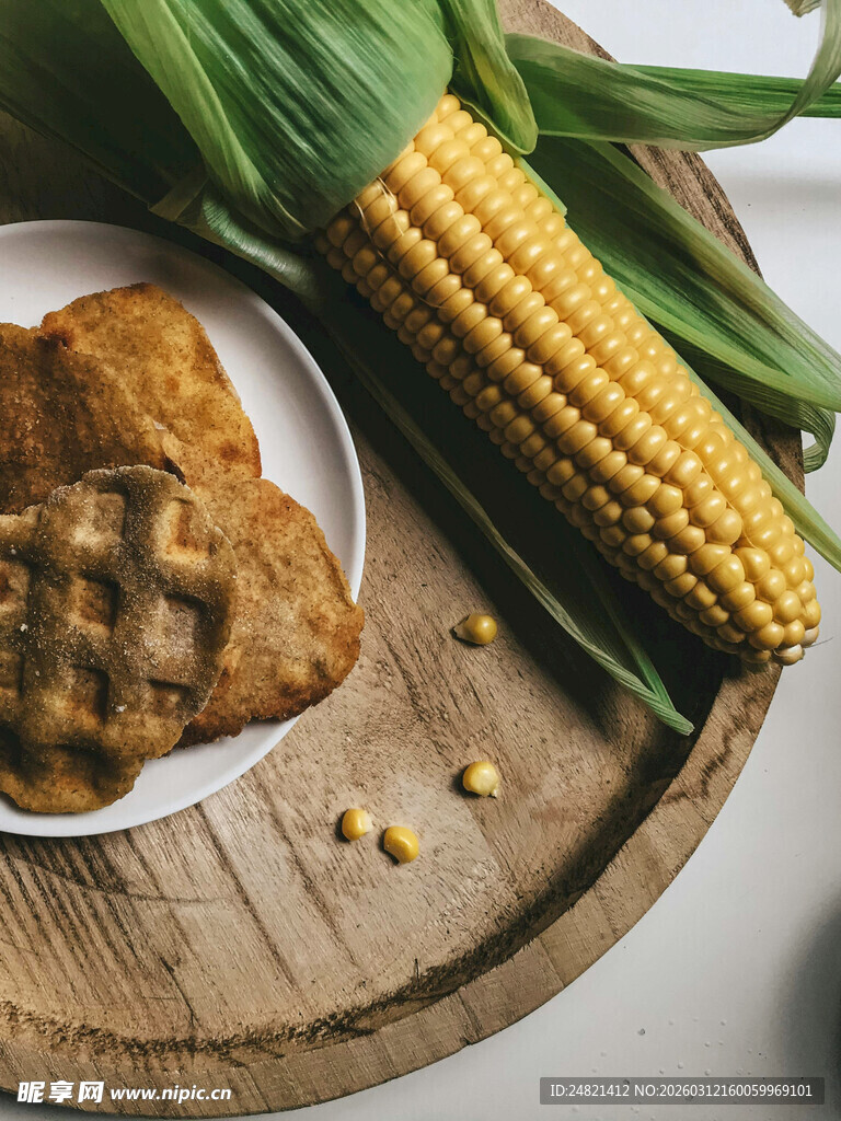 木盘上的炸物与新鲜玉米