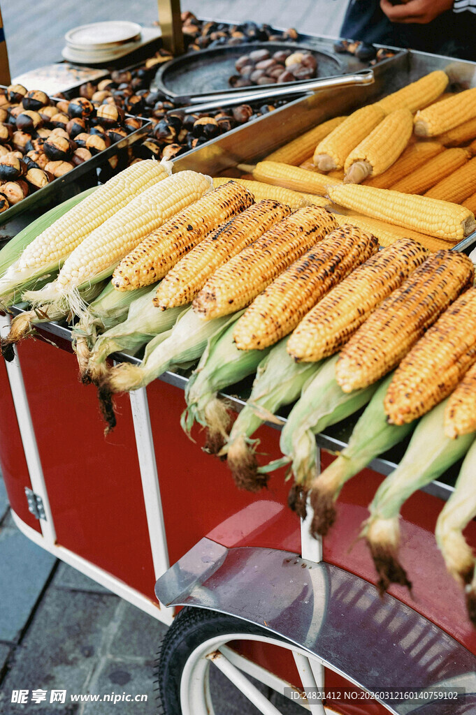 街头售卖的香甜烤玉米