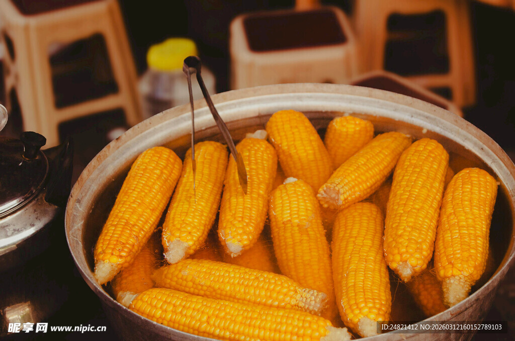 锅中煮着鲜嫩的甜玉米