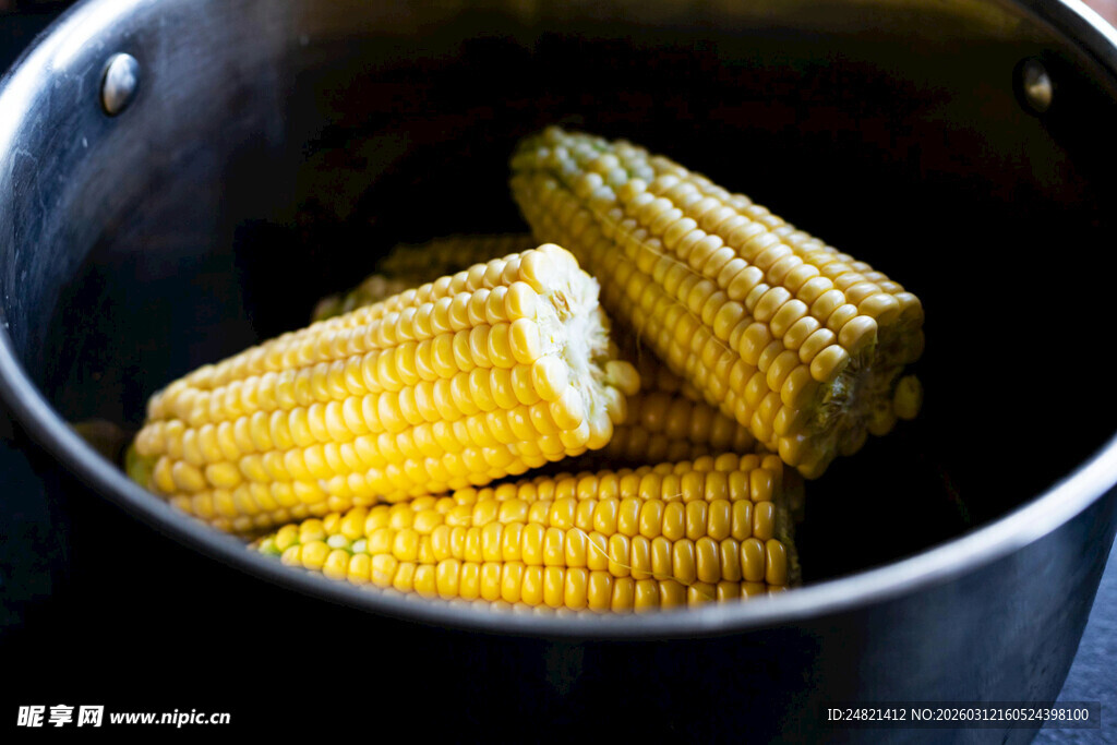 锅中煮着鲜嫩玉米棒