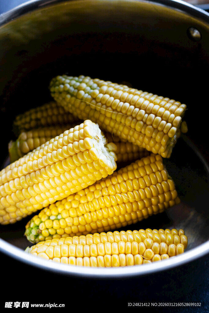 锅中煮着的新鲜玉米棒