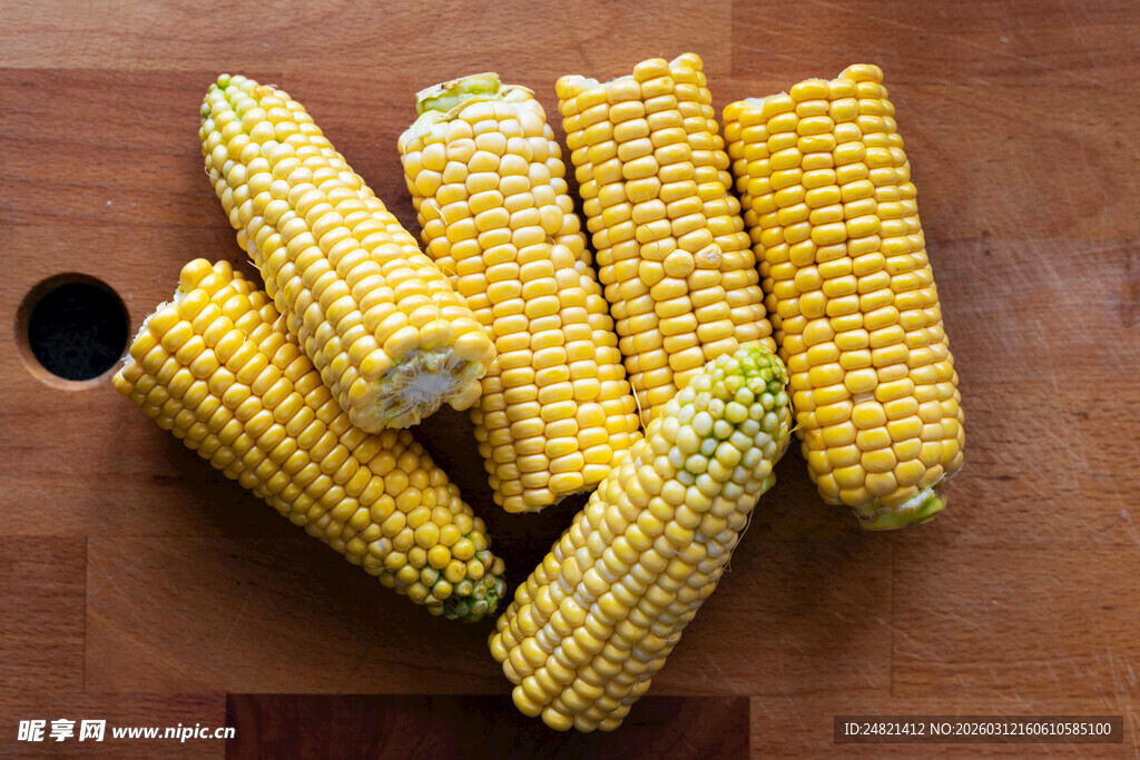 新鲜玉米棒摆放在木桌上