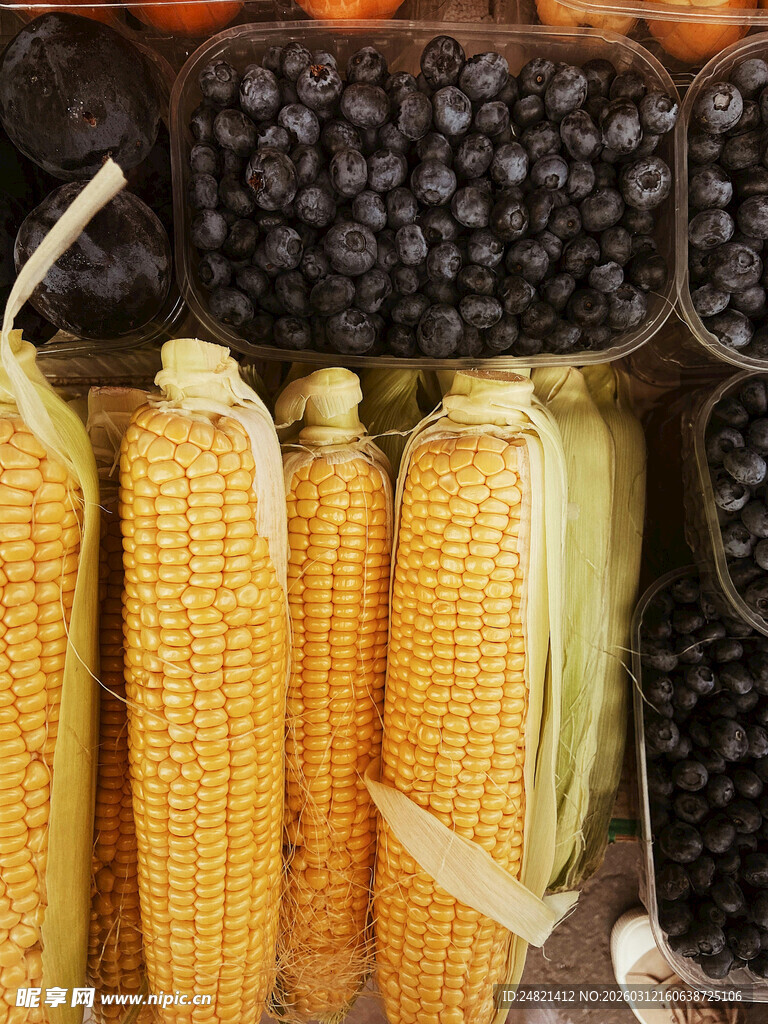 新鲜玉米与黑豆的食材组合