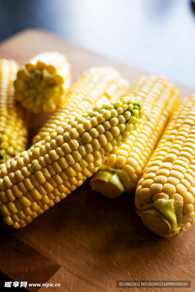 新鲜玉米摆放在木桌上