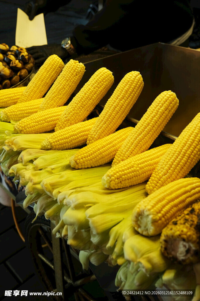 金黄烤玉米