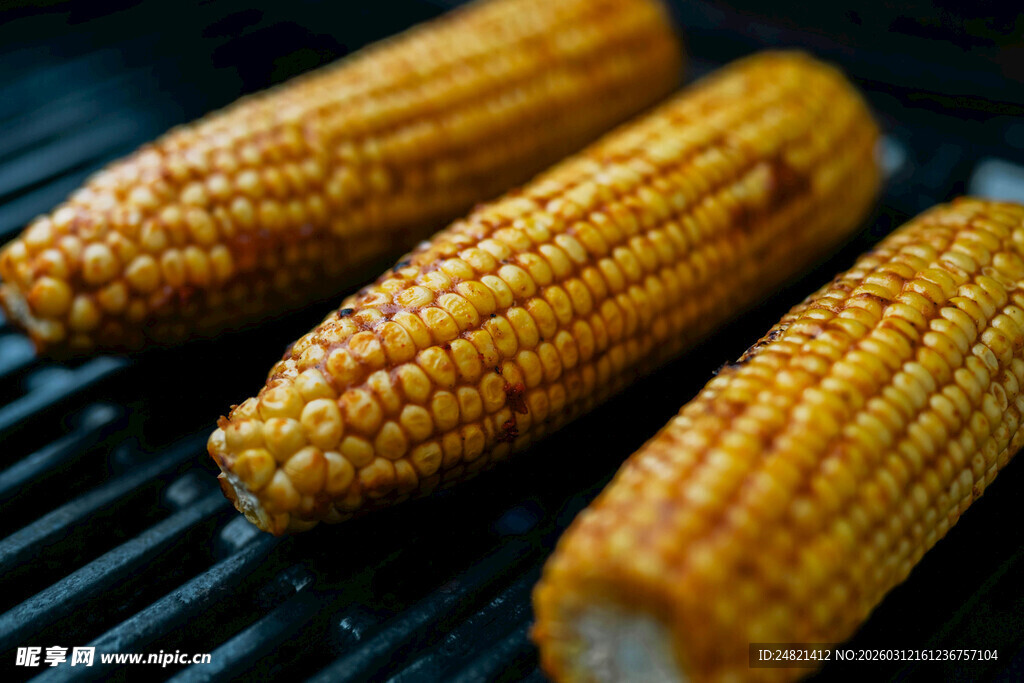 烤架上的美味烤玉米