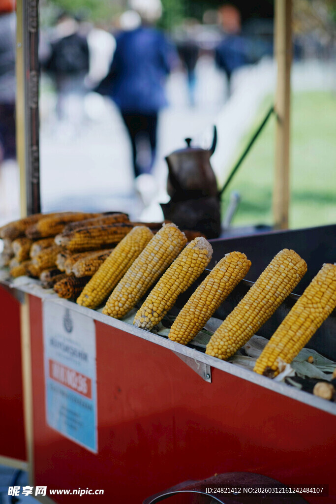 街头售卖的美味烤玉米