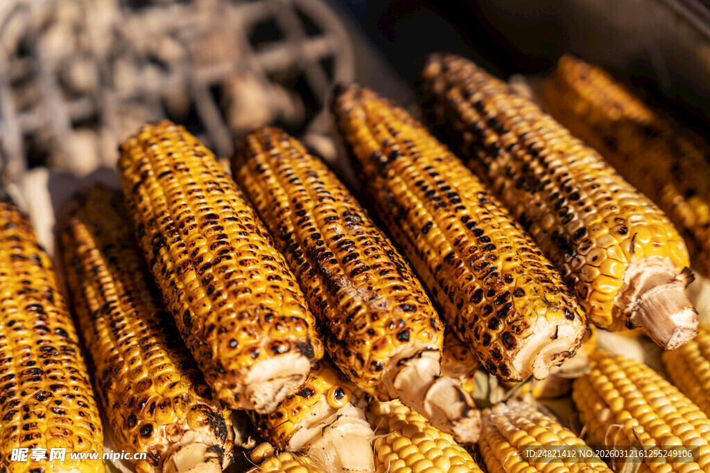 烤架上的美味烤玉米
