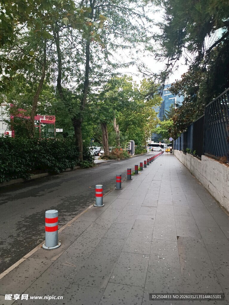 道路旁的红白警示路障