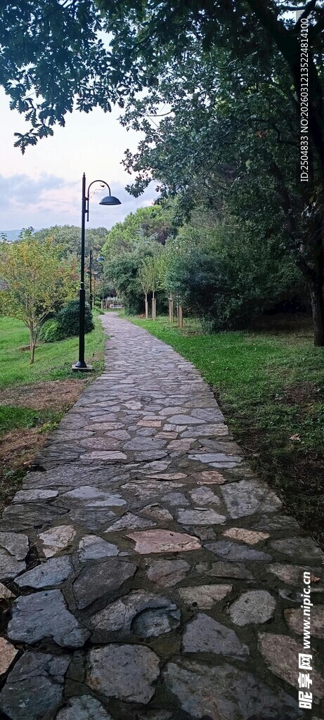 林间鹅卵石小径 清幽静谧
