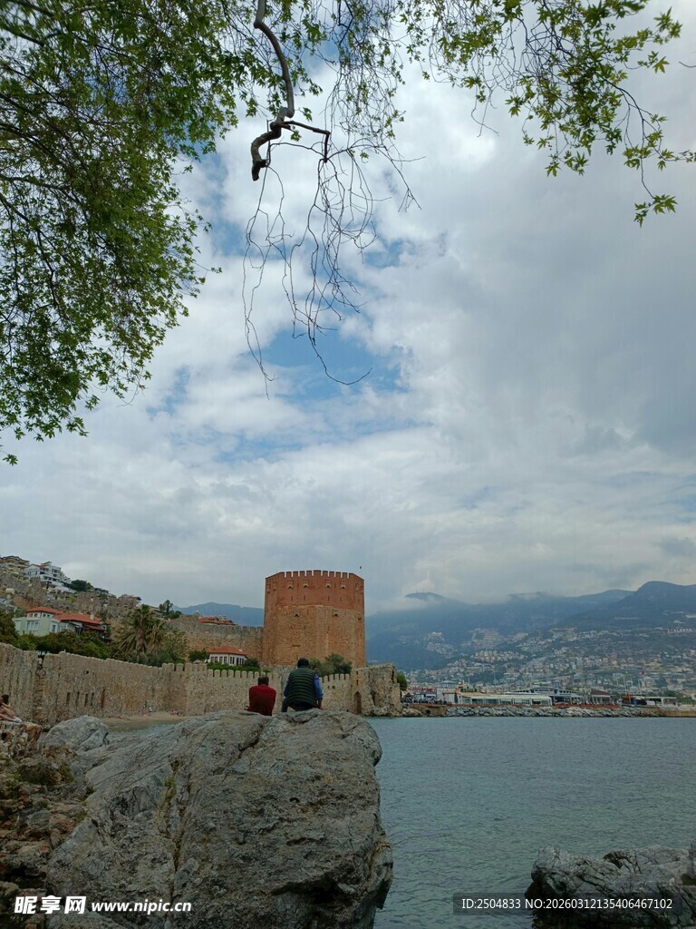 海边红塔与岸边茂盛绿树