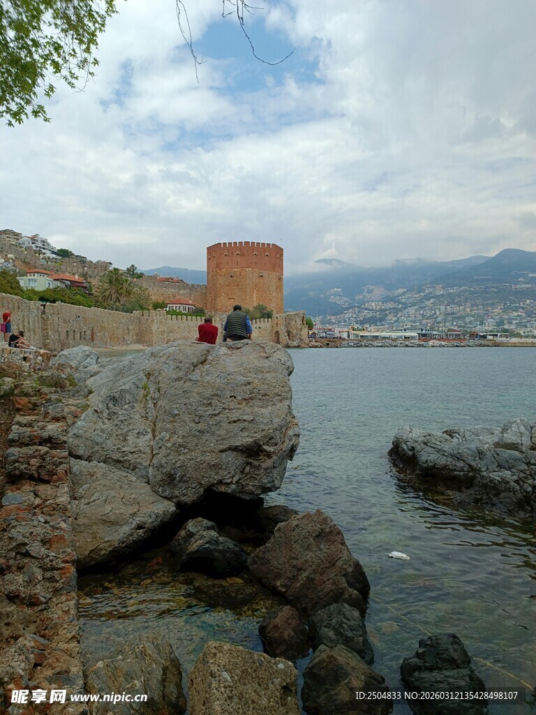 海边石岸的红塔景观