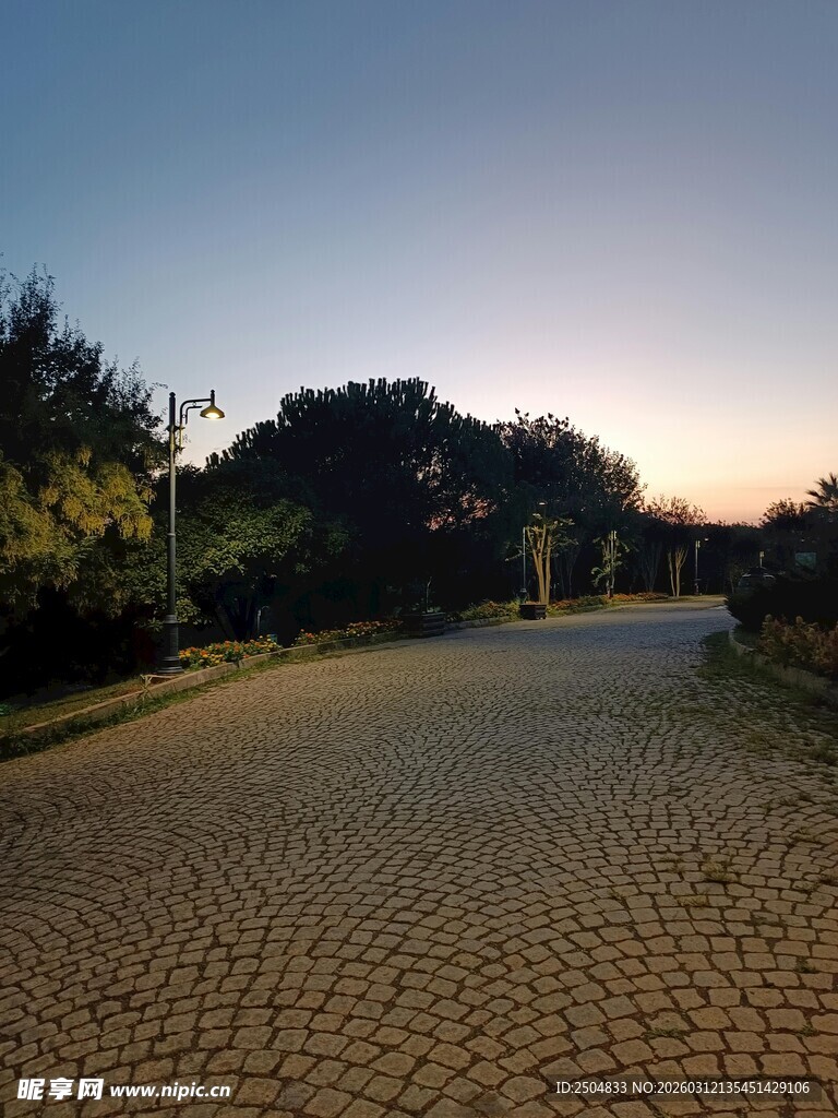 黄昏下的静谧石子路