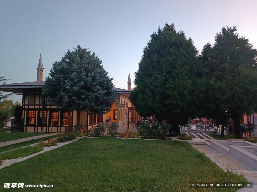 宁静校园傍晚景致