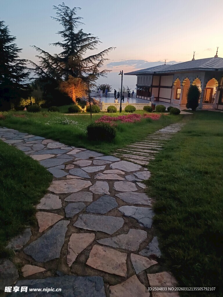 石径通幽的庭院美景