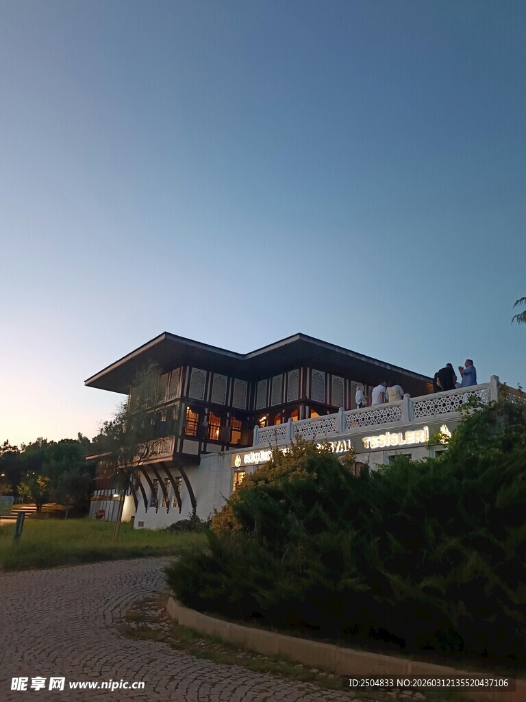 黄昏下的中式风格建筑