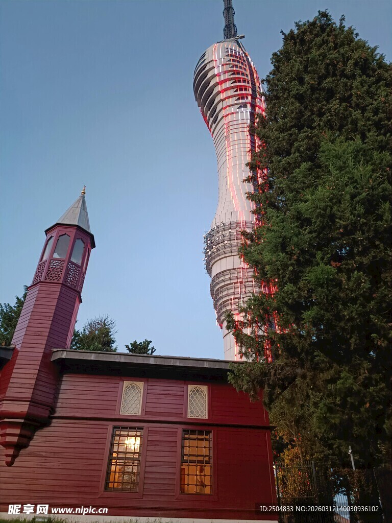 红屋旁的尖塔建筑景观