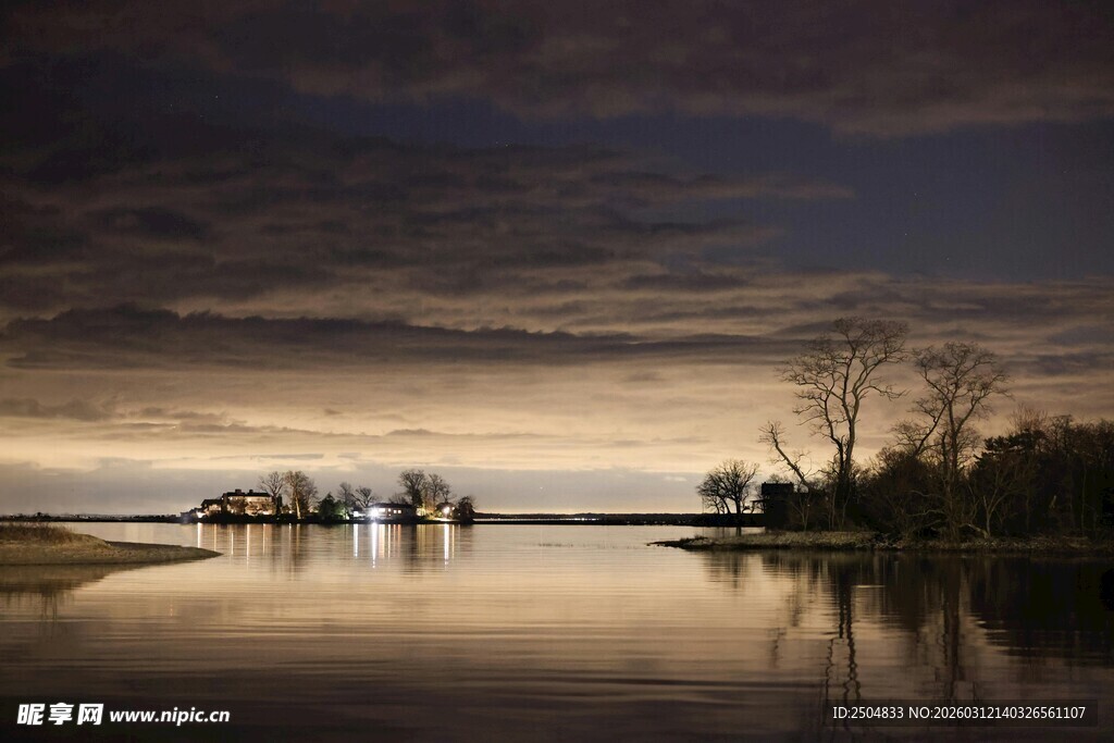 黄昏湖畔静谧风光