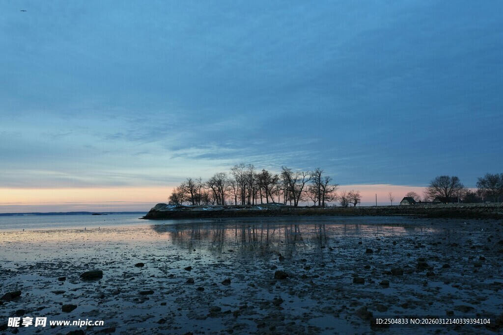 海边黄昏时的静谧岛屿