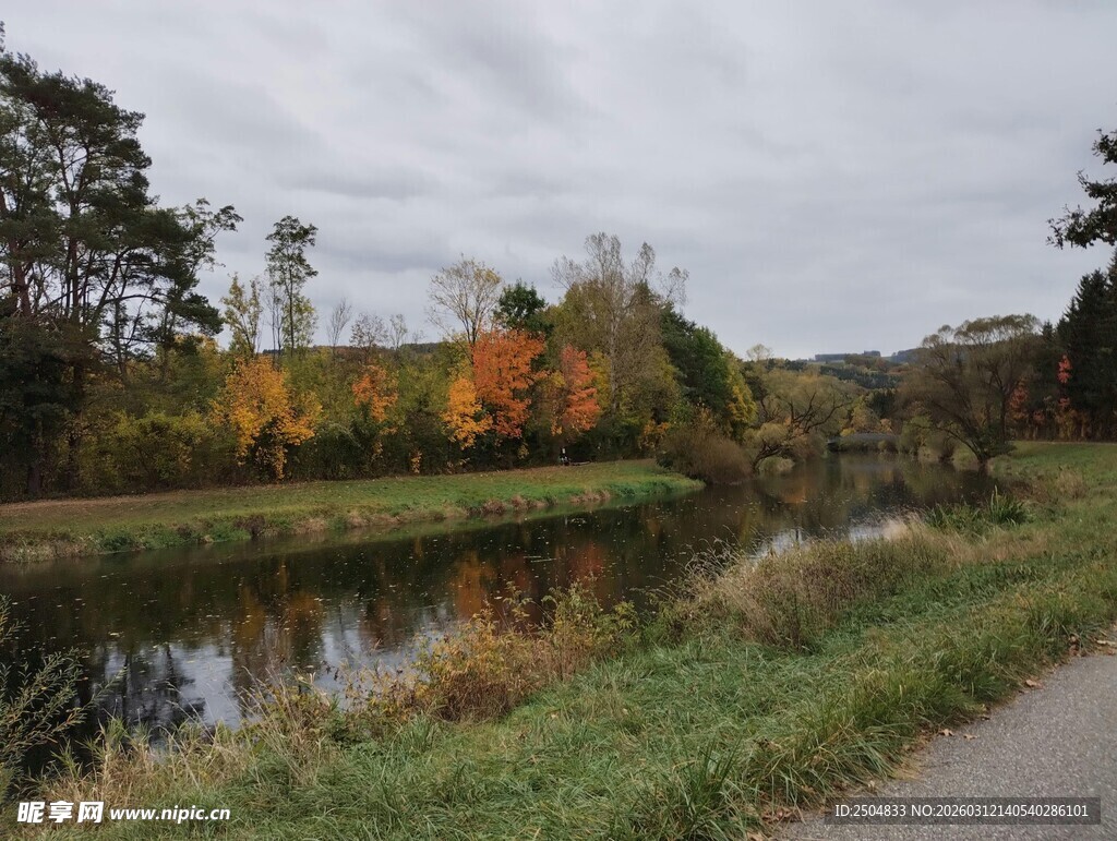 秋日河畔风景