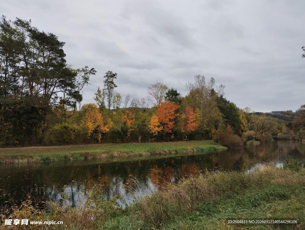 秋日河畔风景