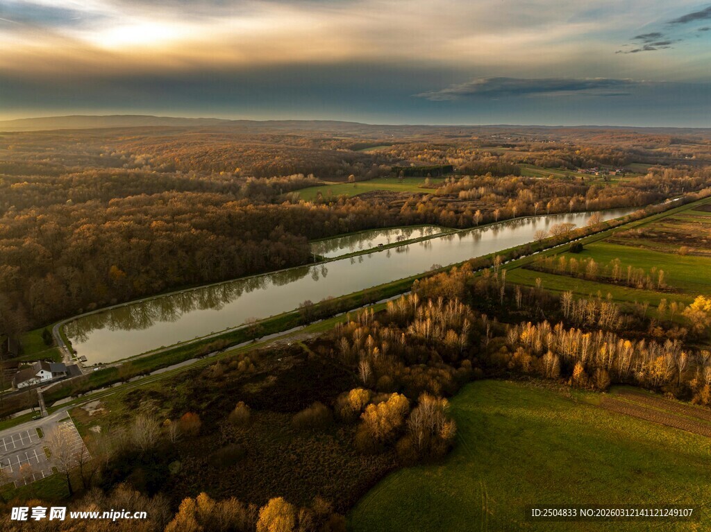 秋日河畔风光俯瞰