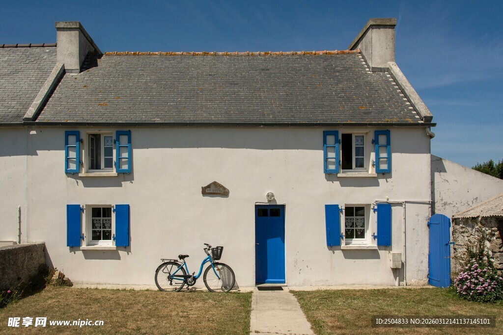 蓝白小屋前的自行车风景