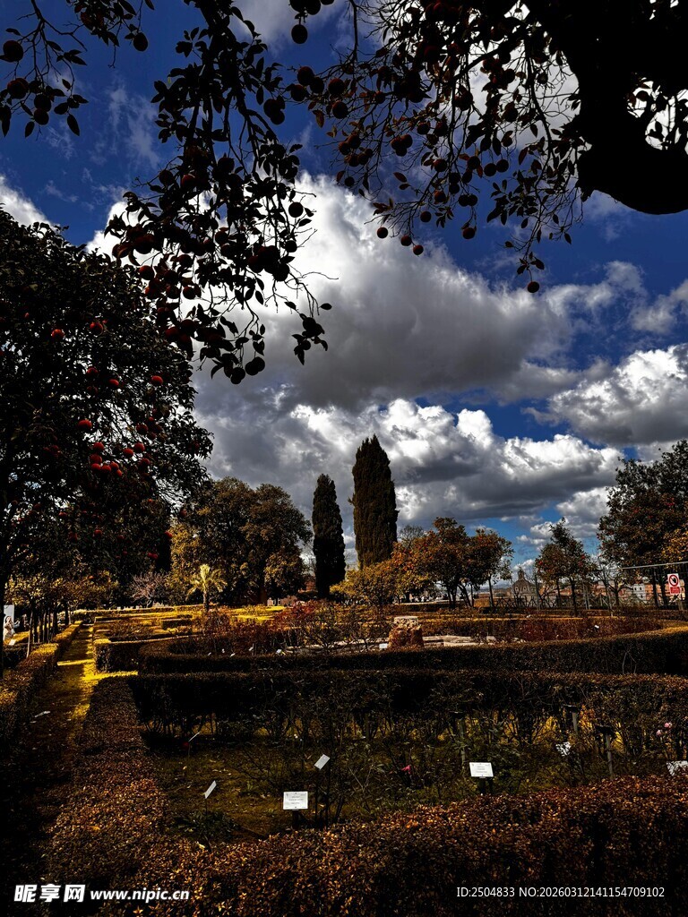 湖畔美景 蓝天白云映建筑