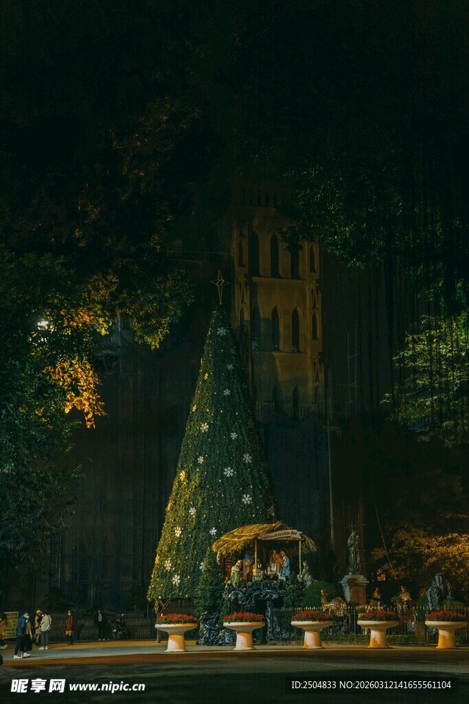 梦幻洞穴圣诞树景观