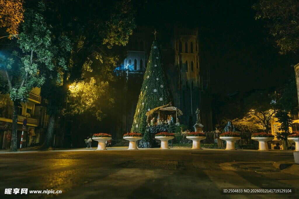 夜晚公园中的静谧喷泉景观