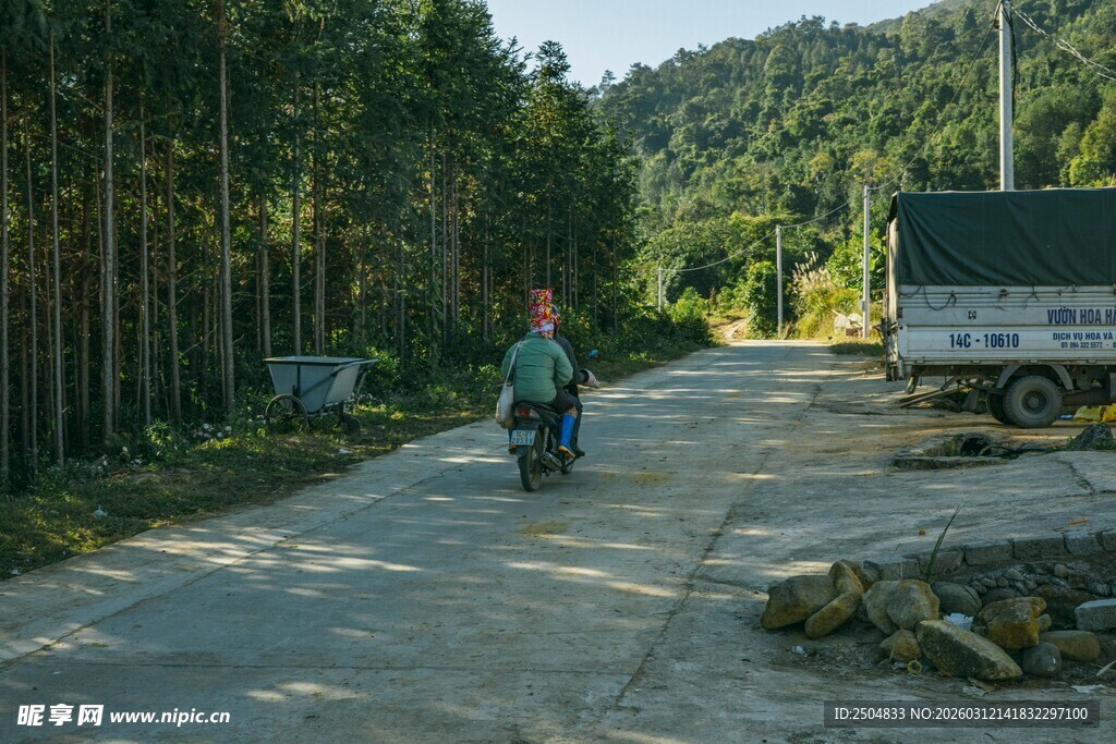 乡村小道上的骑行者