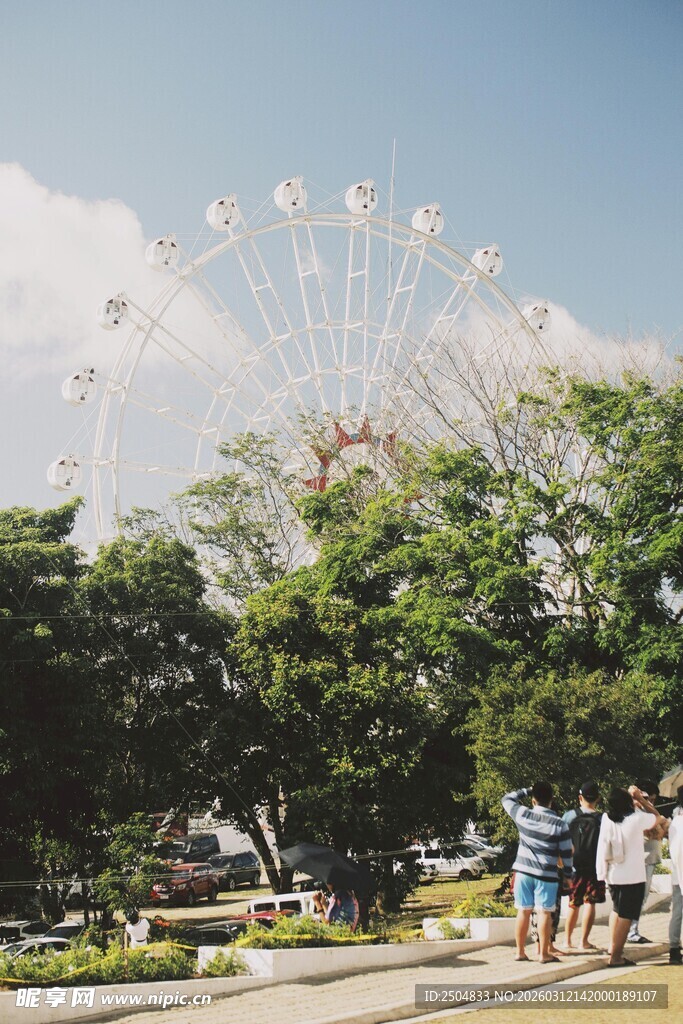 公园中的摩天轮与 人