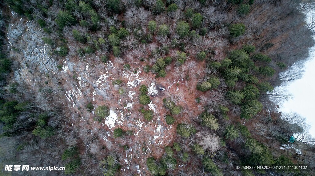 俯瞰山林中的开阔地带