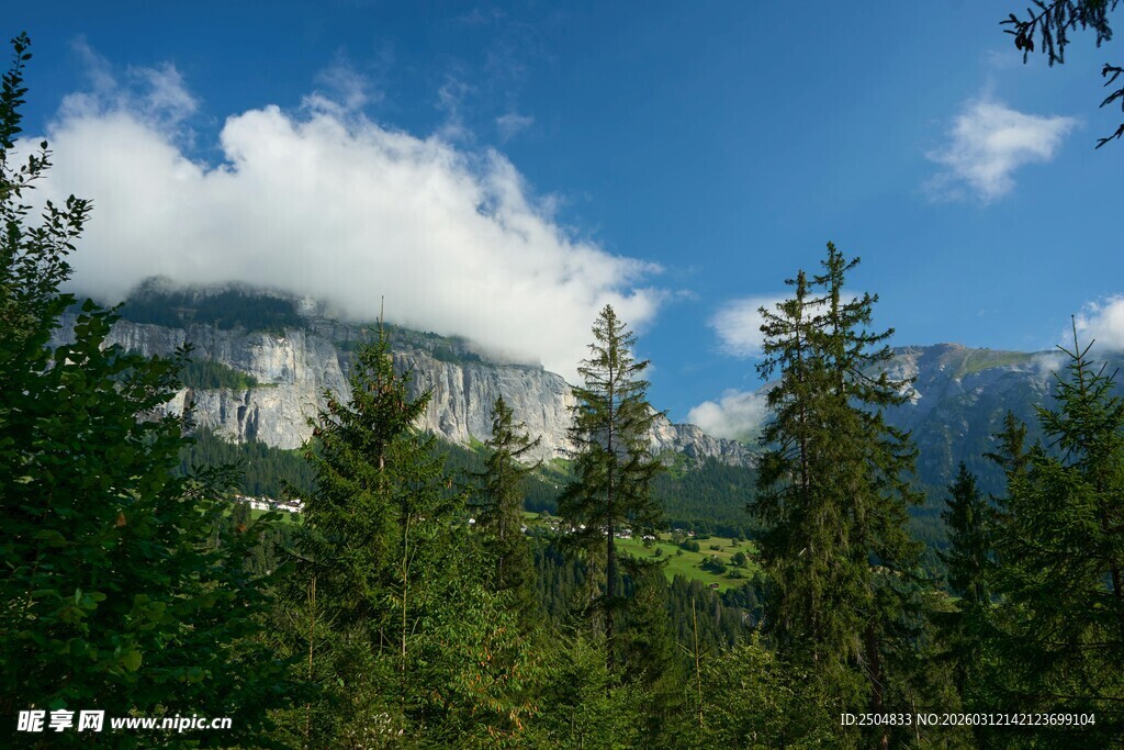 山林间的蓝天白云景色