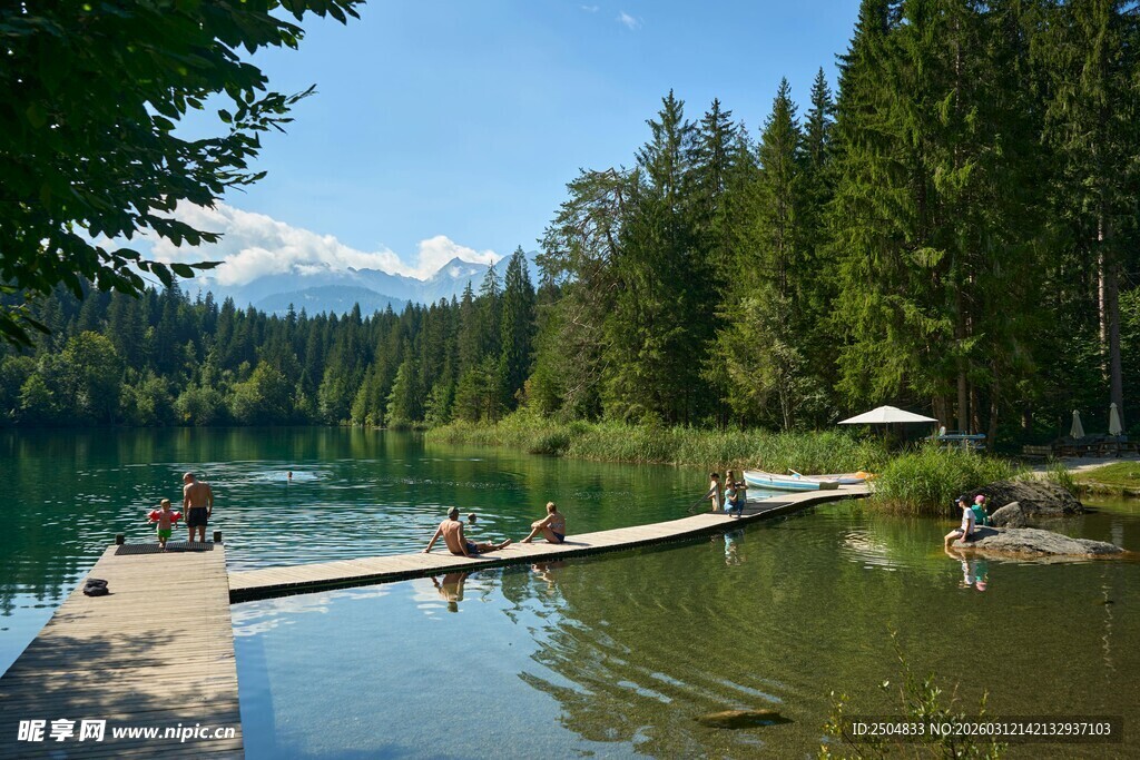 湖畔休闲场景 惬意时光