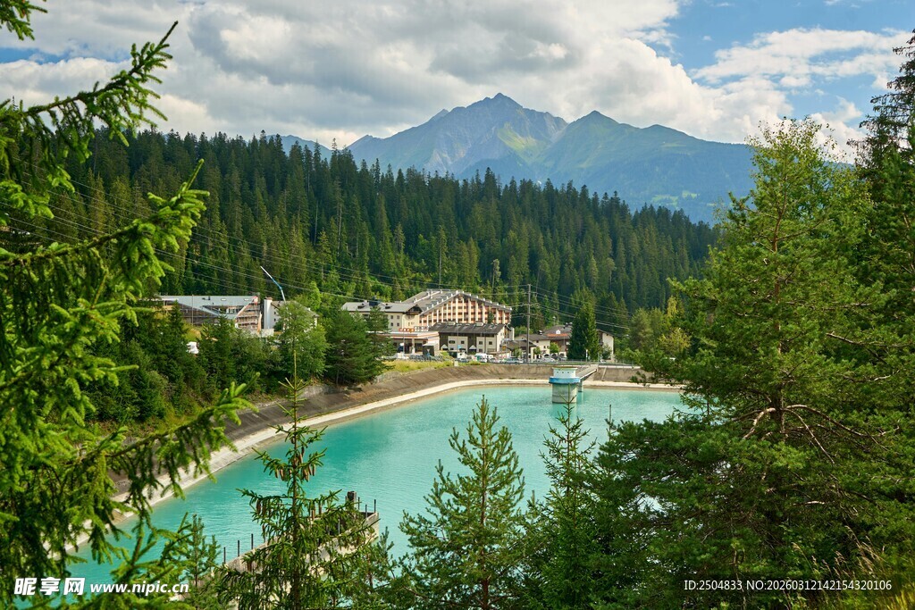 山间碧湖美景