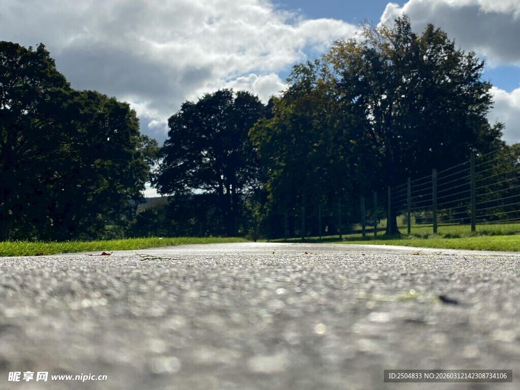 乡间碎石路 绿树伴蓝天