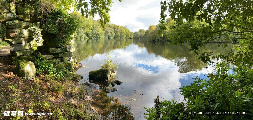 林间河流泛起白色水花