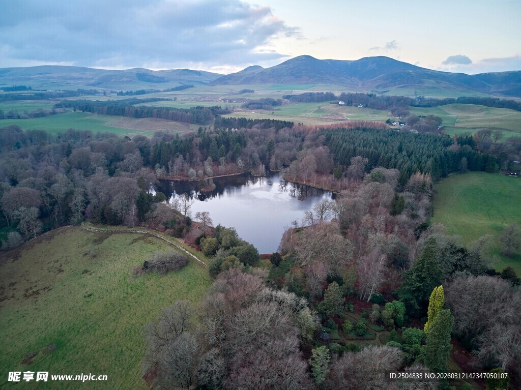 田园湖泊风光俯瞰图