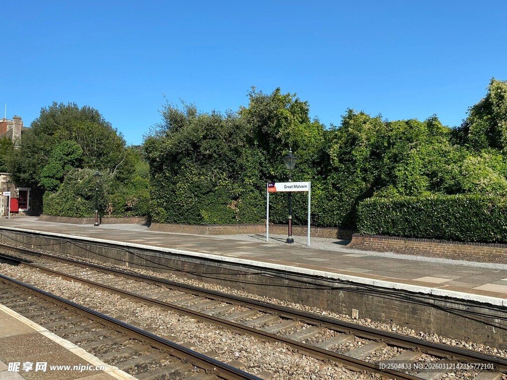 空旷的铁路站台景象