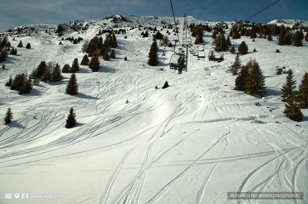 雪山上的滑雪胜地